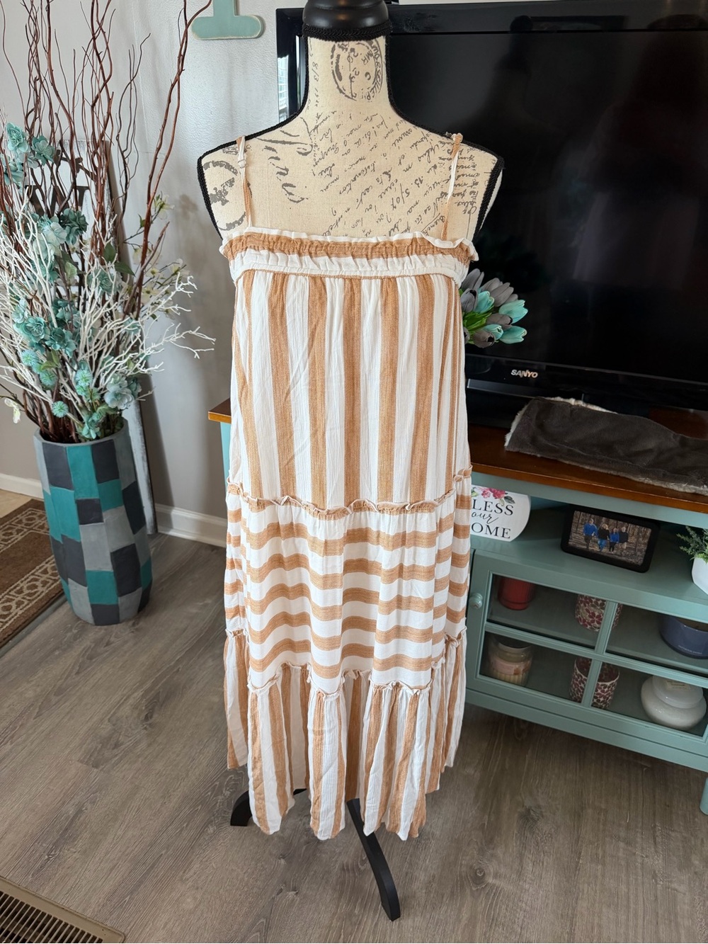entro White and Tan Striped Maxi Dress Size Small